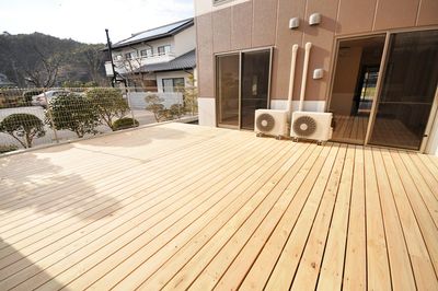 広々としたウッドデッキ