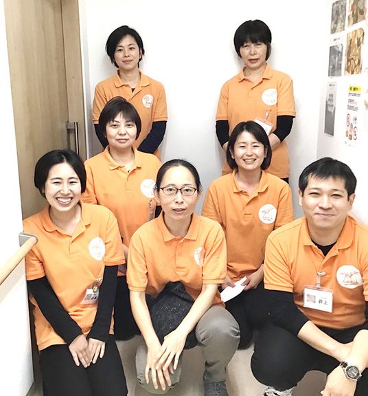 笑顔のスタッフの集合写真