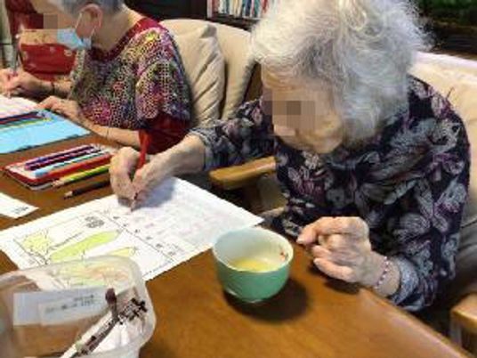 活動を楽しむ利用者リビング