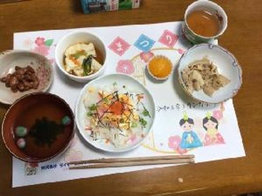 彩り豊かな料理　ダイニングルーム