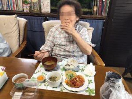 食事を楽しむ住人