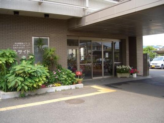 花が飾られたエントランス