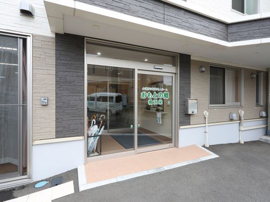 明るい施設のエントランス