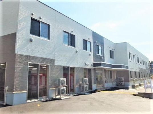白い壁の建物外観