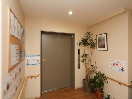 エレベーター前の廊下