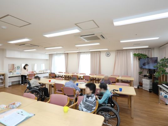 座って過ごす人々の共有空間