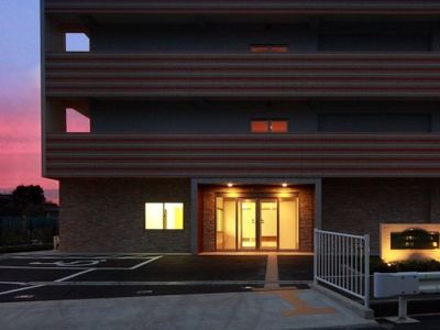 夕暮れ時の施設外観