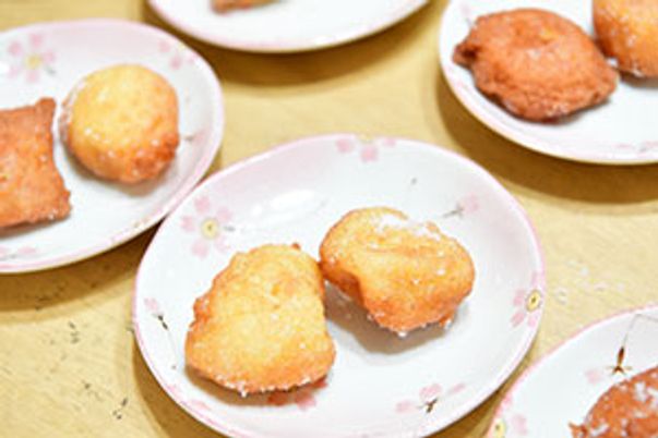 菓子が並ぶ皿