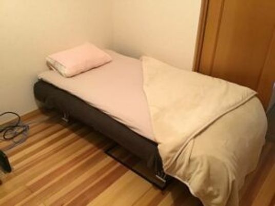 シンプルなベッド居室