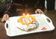 誕生日ケーキを楽しむ場面