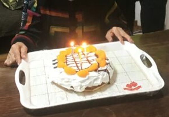 誕生日ケーキを楽しむ場面