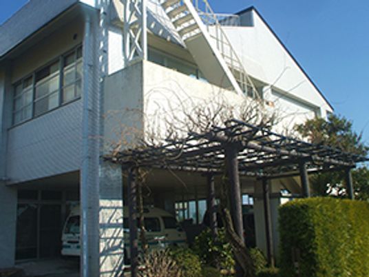 青空の建物外観