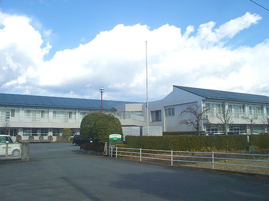 青空と建物の外観