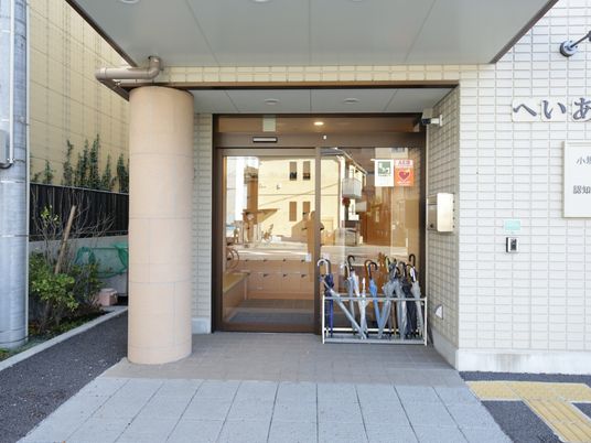 入口のある外観