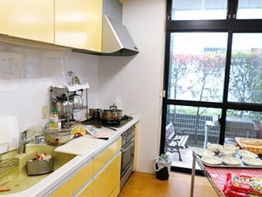 キッチンと窓外の景色