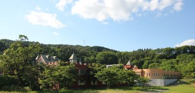 緑豊かな建物の外観