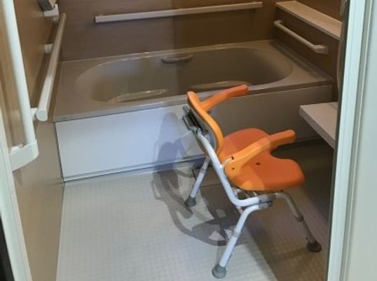 バリアフリー設計の浴室