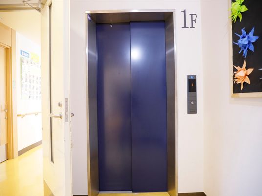 清潔なエレベーター前