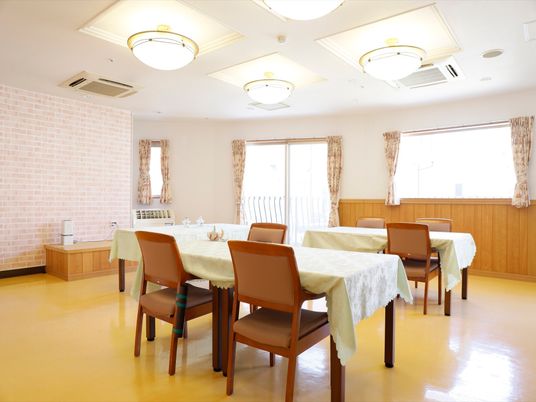 暖かい雰囲気の食堂