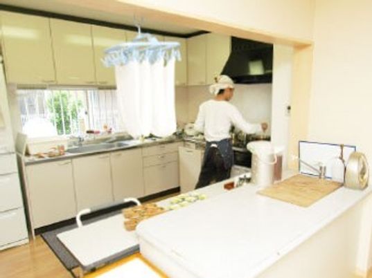 調理中のスタッフとキッチン