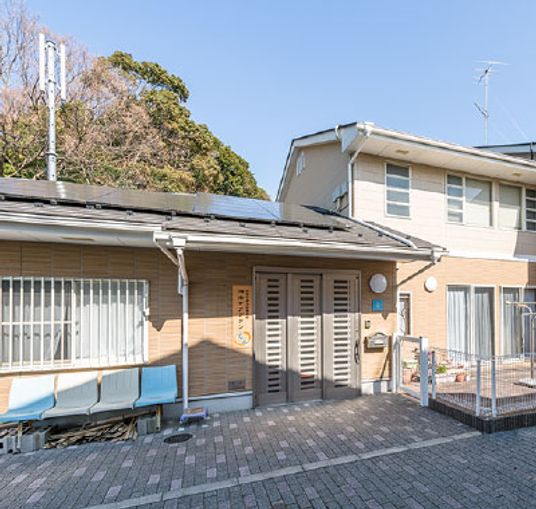 日光が当たる建物外観