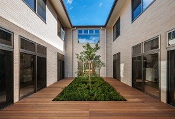 自然光が入る中庭