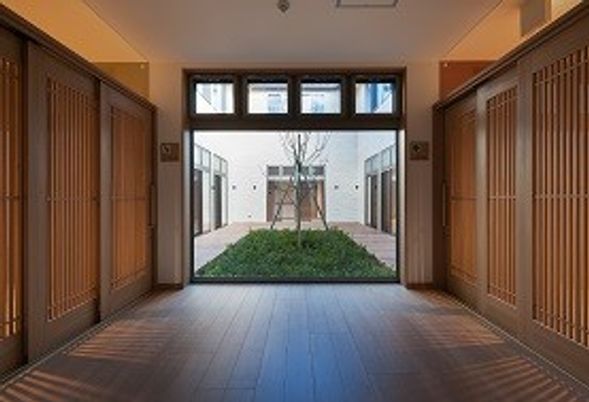 緑が見える廊下