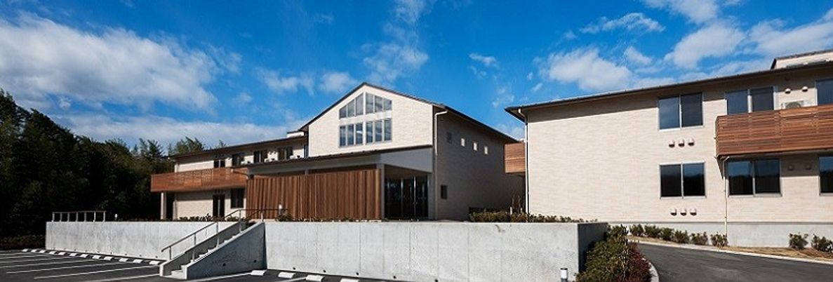 青空に映える建物外観