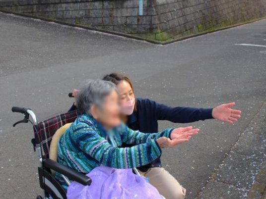 外で談笑する様子