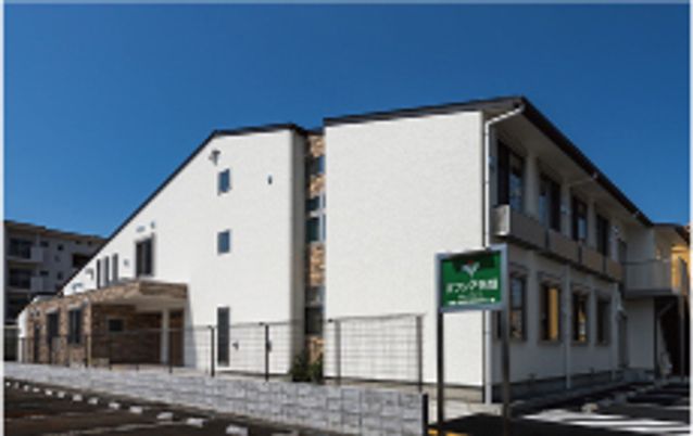 緑の看板がある外観
