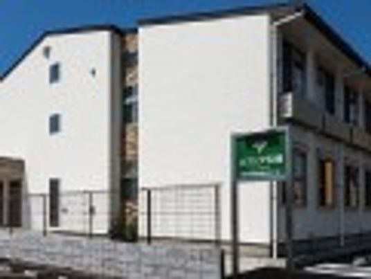 緑の看板が目立つ外観