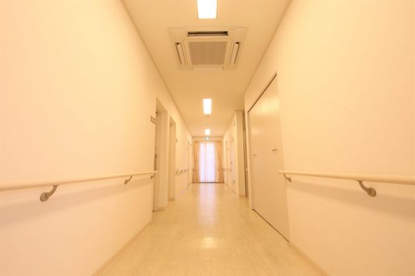 白い廊下の内部