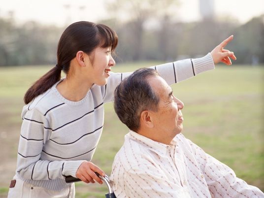 笑顔の介助と高齢者
