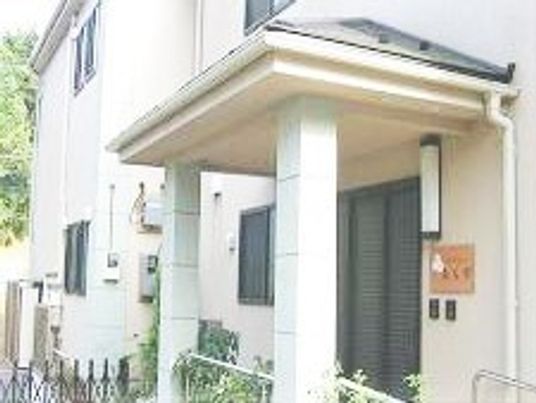 明るい建物のエントランス