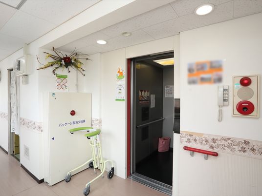 廊下と手すりのある出入口