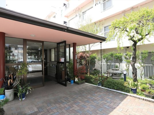 エントランスと中庭の風景
