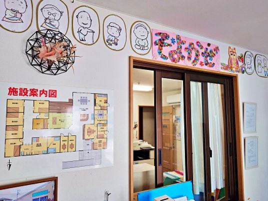 ゆったりとした掲示物の廊下