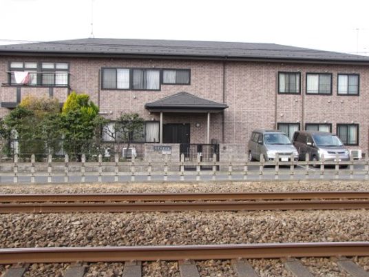 静かな雰囲気の建物正面