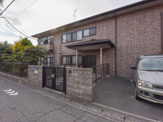 赤レンガ造りの建物外観