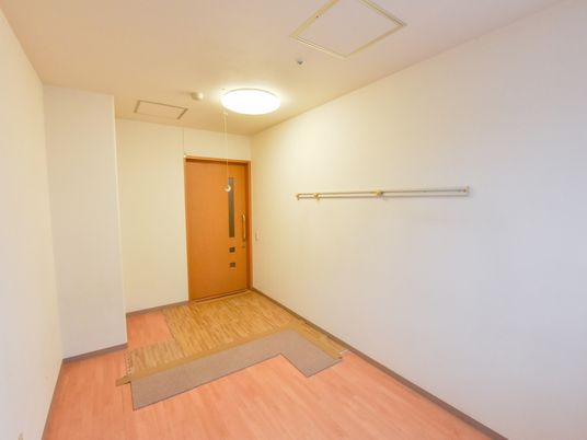 入口付近の明るい廊下