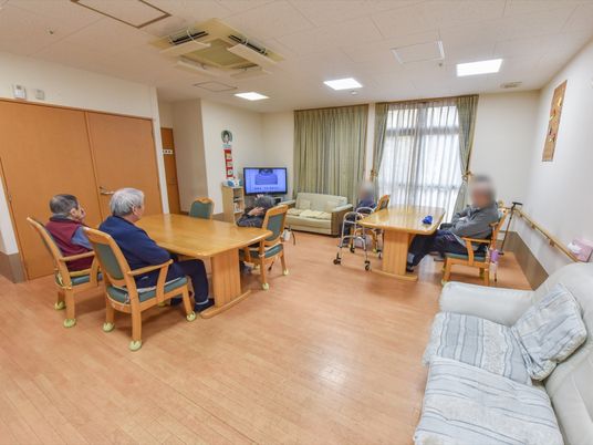 共有スペースで安らぐ利用者