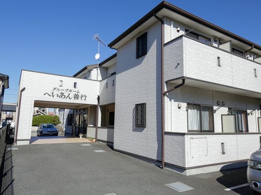 明るい外観の施設エントランス
