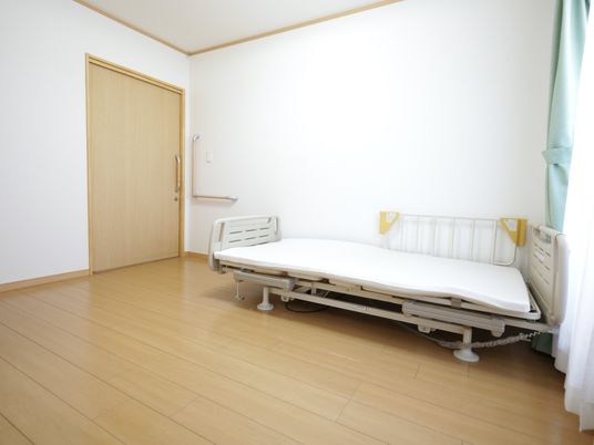 清潔な居室のベッド
