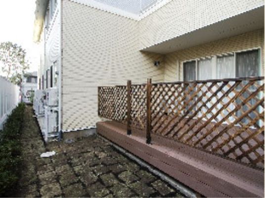 白壁の建物と緑の中庭