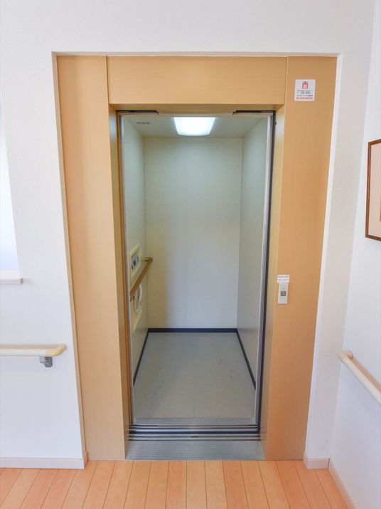 明るい廊下のエレベーター