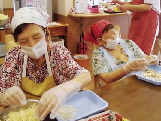 料理する笑顔の人々