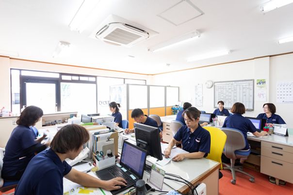 活気あるスタッフの様子