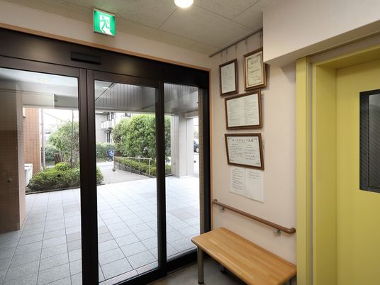 出口と賞状の掲示