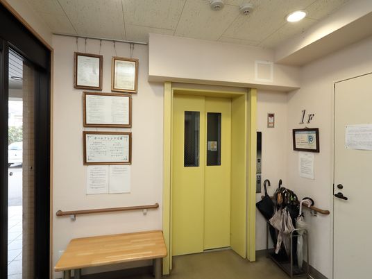 黄色いエレベーターの入口