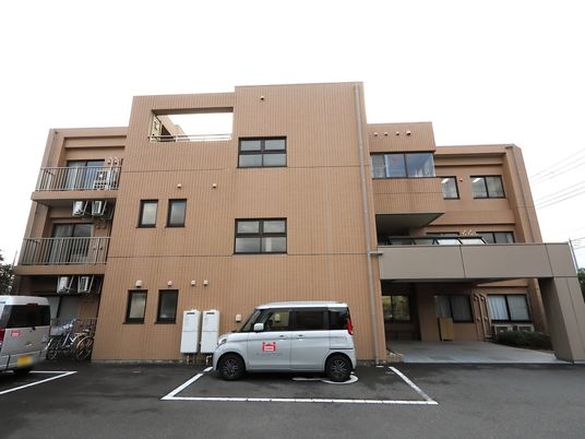 茶色い建物の外観